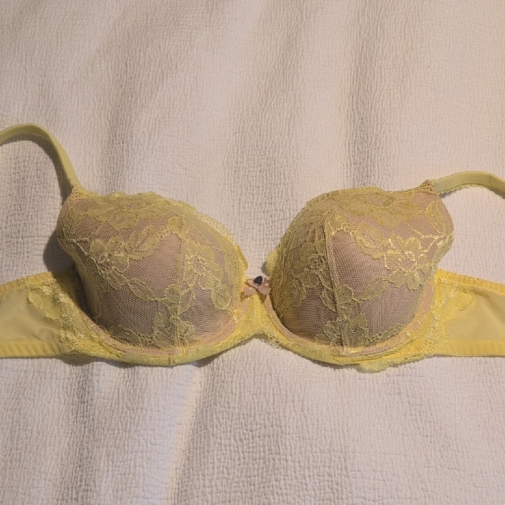 Victoria's Secret Lace Underwire Bra in Light Yellow